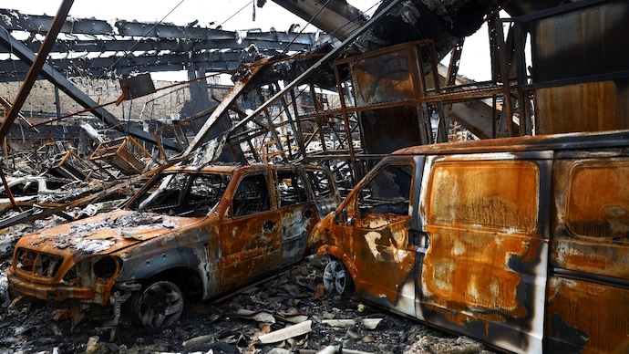 Burnt-out vehicles at the site of a car repair shop and dealership damaged by a strike in Tehran. (Reuters photo) Burnt-out vehicles at the site of a car repair shop and dealership damaged by a strike in Tehran. (Reuters photo)