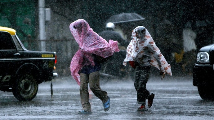 The IMD has warned of heavy rain, hailstorms and thunderstorms across India on Monday, March 30. (Photo: Reuters) The IMD has warned of heavy rain, hailstorms and thunderstorms across India on Monday, March 30. (Photo: Reuters)