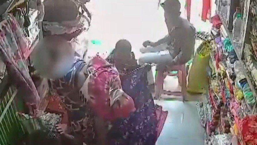 Video: Woman gets 5-year-old son to steal purse carrying Rs 44,000 from shop