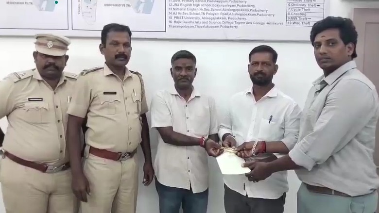 Vendor finds jewellery worth Rs 4 lakh on street. This is what he does next