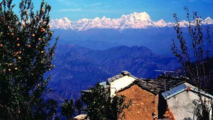 Escape rising temperatures in 2026 with India’s coolest hill stations. Pauri-Khirsu hill station of Uttarakhand