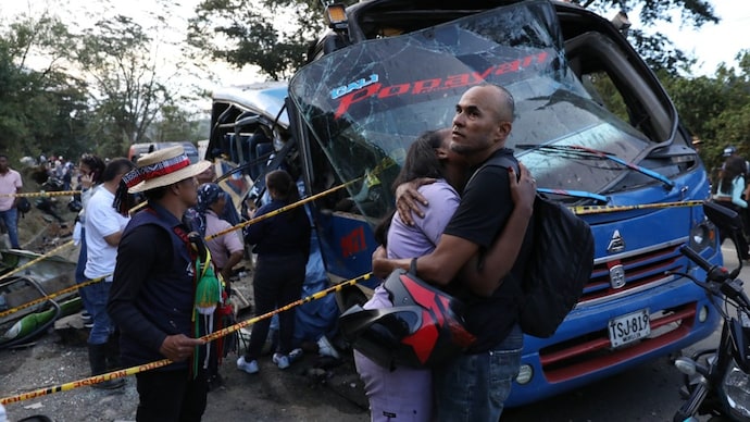 elatives of victims embrace in front of a bus hit by an explosive device on the Pan-American Highway in Cajibio, Colombia, Saturday, April 25, 2026, after an attack blamed by authorities on dissident groups of the former FARC rebels killed at least a dozen people. (AP Photo/Santiago Saldarriaga) 13 killed in Colombia bus blast
