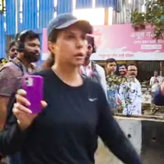 A commuter in Mumbai confronted Maharashtra minister Girish Mahajan over severe traffic disruption caused by a BJP protest rally in Worli.