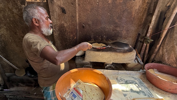 A man runs an eatery in Dharavi, preparing rotis using coal amid the LPG shortage. (Photo: India Today/Mustafa Shaikh) A man runs an eatery in Dharavi, preparing rotis using coal amid the LPG shortage. (Photo: India Today/Mustafa Shaikh)