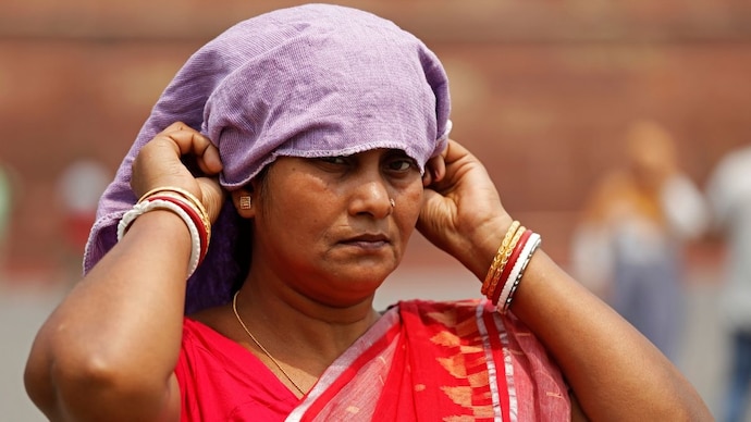 A woman shields herself from the blazing afternoon Sun as large parts of India brace for another brutal day on Monday, April 20, with temperatures expected to touch 45 degrees Celsius in isolated pockets across central India. (Photo: Reuters) A woman shields herself from the blazing afternoon Sun as large parts of India brace for another brutal day on Monday, April 20, with temperatures expected to touch 45 degrees Celsius in isolated pockets across central India. (Photo: Reuters)