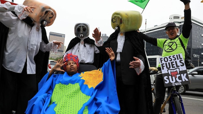 Protestors in Africa raise their voice against the use of fossil fuels. (Photo: Reuters) African protestors raise their voice against the use of fossil fuels. (Photo: Reuters)