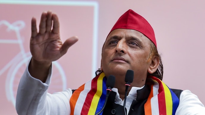 Akhilesh Yadav visited a hospital in Lucknow to enquire about BJP MLA Anupama Jaiswal, who suffered serious burn injuries while setting fire to his effigy during a protest in Bahraich. (Photo ITG) अखिलेश ने कहा, बंगाल में भाजपा का मुंह मीठा नहीं होगा. Photo ITG