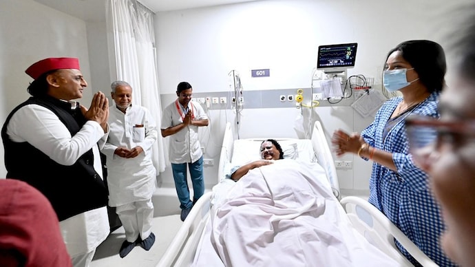 Akhilesh Yadav visited a hospital in Lucknow to enquire about BJP MLA Anupama Jaiswal, who suffered serious burn injuries while setting fire to his effigy during a protest in Bahraich. (Photo credit: Twitter) Akhilesh Yadav