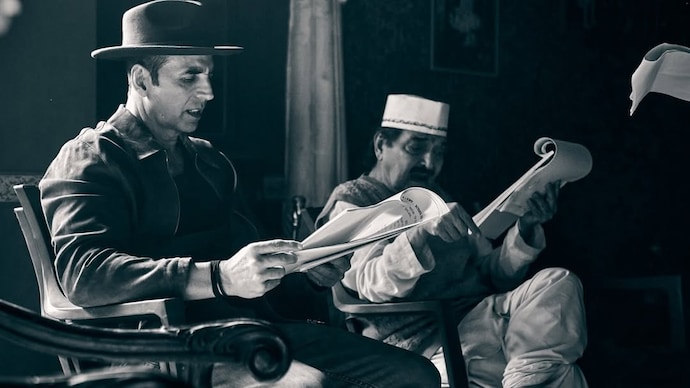 Akshay Kumar and Asrani on Bhoot Bangla sets. (Photo courtesy: Instagram/Akshay Kumar) Akshay Kumar, Asrani