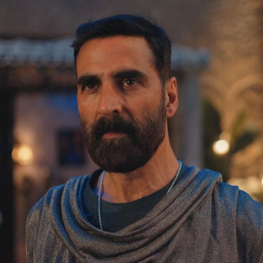 Akshay Kumar trolled for ‘reading off teleprompter’ on Naagin 7, fans defend actor