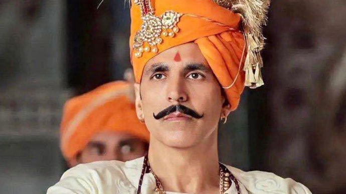 Akshay Kumar reacts to Samrat Prithviraj's mustache reaction. Akshay Kumar
