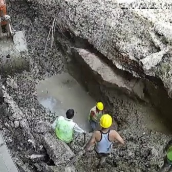 Video: Labourer fixing water leak on Aligarh road dies after debris falls on him