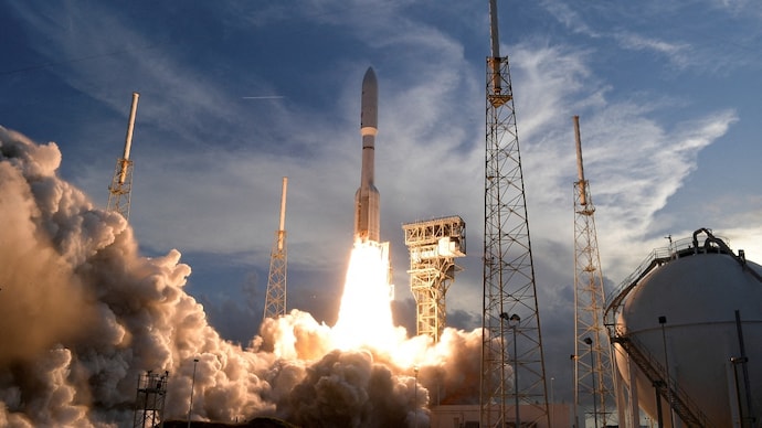 A United Launch Alliance Atlas V rocket lifts off carrying Amazon's internet network satellites. (Photo: Reuters) Amazon readies Rs 96,000-crore plan to compete with Elon Musk's Starlink