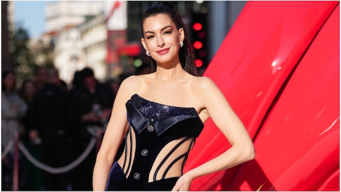 Anne Hathaway receives a Quran from a fan at the Devil Wears Prada 2 event (Credit: AP) Anne Hathaway receives Quran from fan at Devil Wears Prada 2 event