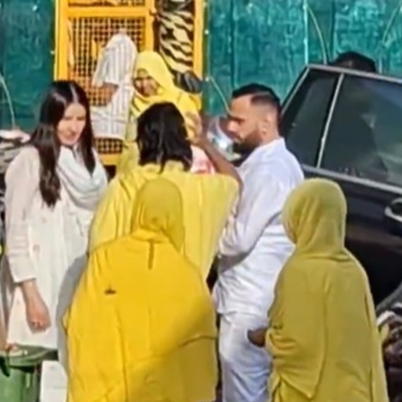 Anushka-Virat seek blessings from Premanand Maharaj on Akshaya Tritiya. Video
