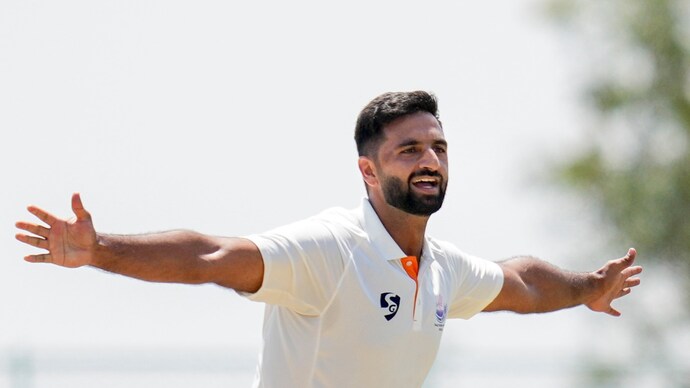 Auqib Nabi credits Irfan Pathan for success. (Image: PTI) Auqib Nabi Dar