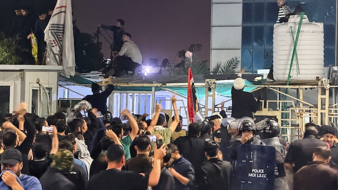 Protesters gather outside the Kuwaiti consulate after rockets fired from the direction of Kuwait hit a house in Khor al-Zubair, Basra, Iraq, April 7 (Photo-Reuters)