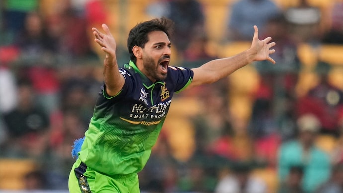 Bhuvneshwar Kumar took 3 wickets against Delhi Capitals. Courtesy: AP Bhuvneshwar Kumar