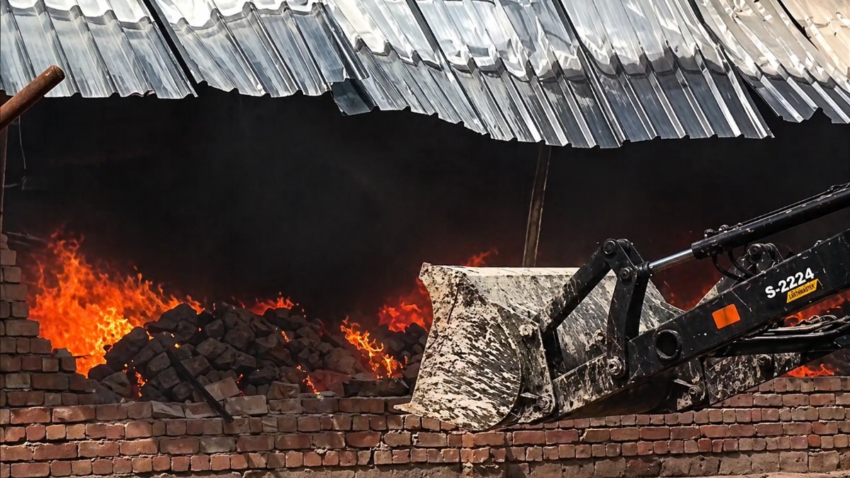 Massive fire engulfs over 70 huts, warehouses in UP's Hapur; dozens left homeless