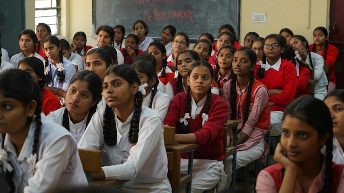 The Yogi government has reopened the application to give thousands of students a second chance to access scholarships. This scholarship is given to girls who have passed 10th standard and are the only child of their parents.(Photo : Pexels)
