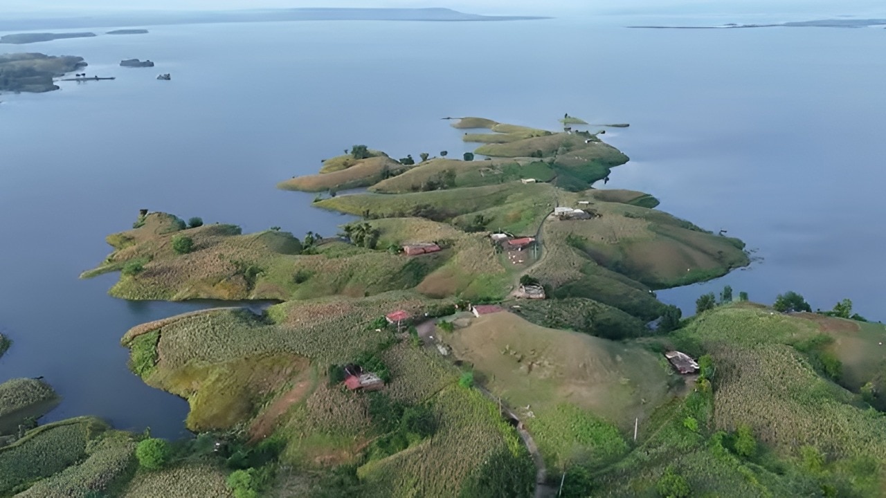 Which Indian city is known as the City of a Hundred Islands?