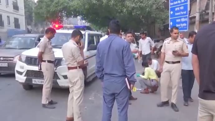Police and forensic teams reached the spot and launched an investigation into the incident. (Screengrab: ANI) Delhi Karol Bagh firing