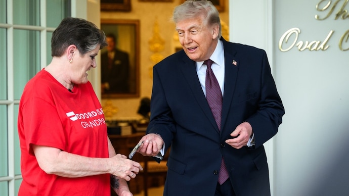 Donald Trump receiving a DoorDash order of McDonald’s at the Oval Office and using the moment to promote his “No Tax on Tips” policy. (Photo- X/@WhiteHouse)