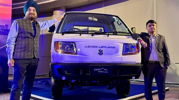 Amandeep Singh, President – LCV, IO, Defence & Power Solutions (L) and Viplav Shah, Head – LCV Business, Ashok Leyland (R) with the Dost+ XL. Dost+ XL