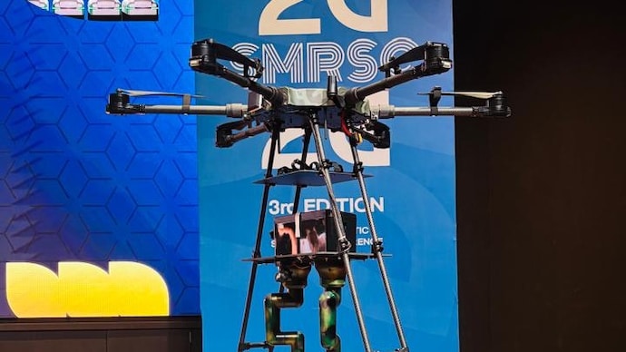 From controlling heavy bleeding and relieving pressure in the chest to removing shrapnel and treating wounds, the system helps doctors stabilise injured soldiers until they can be evacuated to a hospital. Drone robotic system