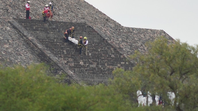 Forensic workers carry the body of a victim down a pyramid after authorities said a gunman opened fire, in Teotihuacan, Mexico (Photo-AP)
