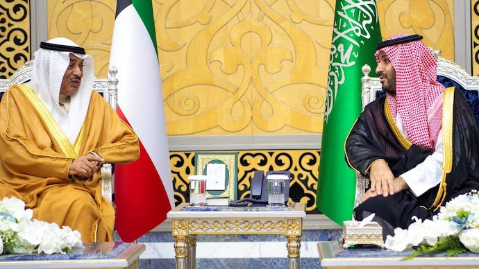 Saudi Crown Prince Mohammed bin Salman receives the Kuwaiti Crown Prince Sheikh Sabah Khaled Al-Hamad Al-Sabah ahead of an exceptional meeting of GCC. Saudi Crown Prince Mohammed bin Salman receives the Kuwaiti Crown Prince Sheikh Sabah Khaled Al-Hamad Al-Sabah ahead of an exceptional meeting of GCC.