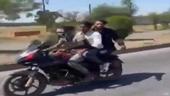 A video of the incident shows the trio attempting to overtake a truck. MP accident