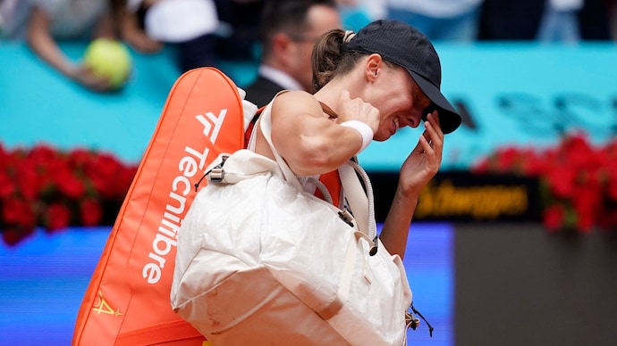 Iga Swiatek left the court in tears after being forced to retire from Madrid Open, (Photo: Reuters) Iga Swiatek