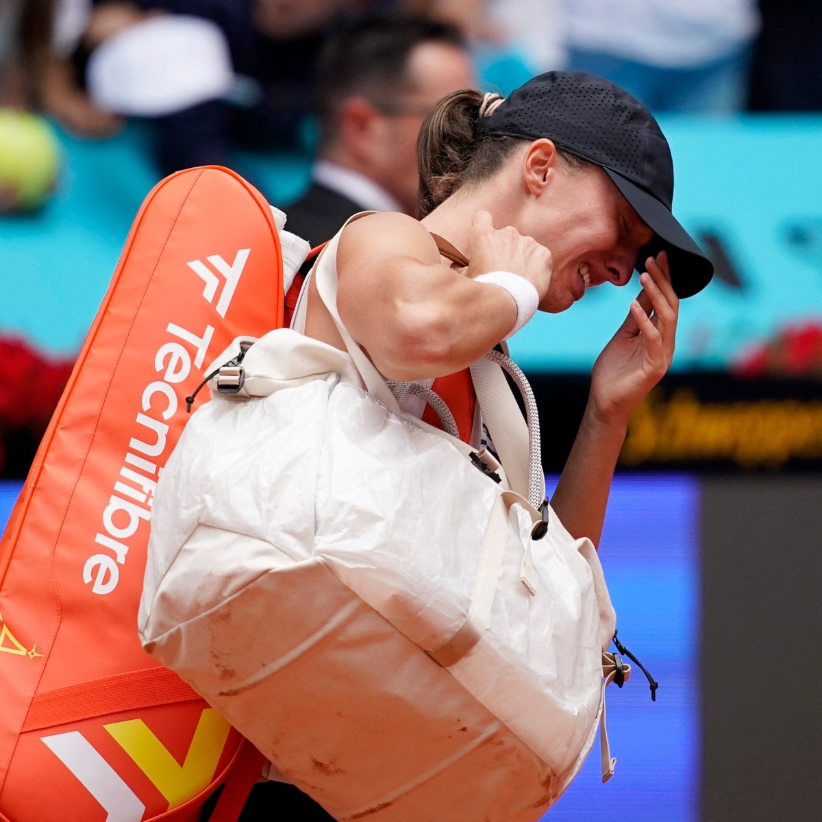 Swiatek retires ill in Madrid as Ann Li reaches last 16