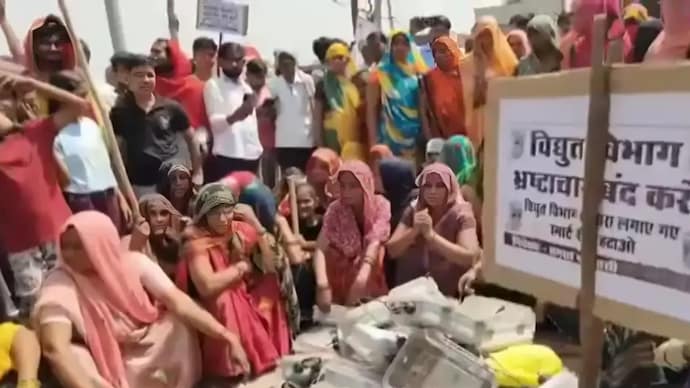In Uttar Pradesh's Jalaun, villagers dumped smart meters on the streets, blocked roads, alleging inflated electricity bills. (Image: File/Aajtak) In Uttar Pradesh's Jalaun, villagers dumped smart meters on the streets, blocked roads, and alleged their electricity bills had surged after installation of pre-paid meters. (Image: File/Aajtak)