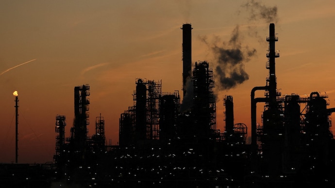 Reports suggest that Iran has slashed its crude oil output by up to 2.5 million barrels per day, underscoring the strain from collapsing exports. (Image for representation: Reuters) Iran oil refinery
