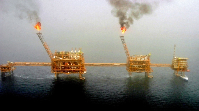 Gas flares from an oil production platform at the Soroush oil fields in the Persian Gulf, 1,250 km (776 miles) south of the capital Tehran. (Photo: Reuters) Iran oil well