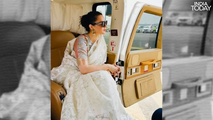 Kangana wore a pure Jamdani saree, pairing it with a closed, round-neck blouse. (Photo: Instagram/Kangana Ranaut) Kangana wore a pure Jamdani saree, pairing it with a closed, round-neck blouse.