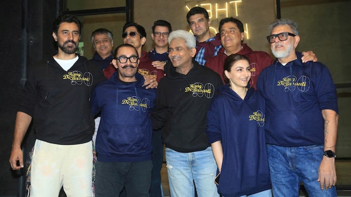 Kunal Kapoor (left) with Aamir Khan and the team of Rang De Basanti. (Credit: PTI) Kunal Kapoor