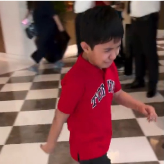 Little boy cries inconsolably, smashes cricket bat after failing to meet Virat Kohli