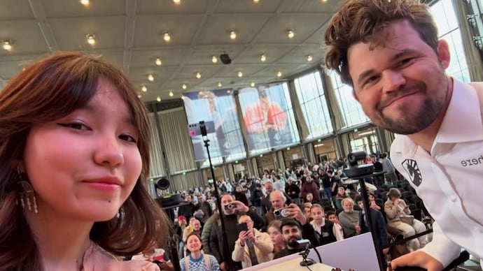 Magnus Carlsen took a selfie with his opponent before his match. (Image: Instagram/@alua_nurman)