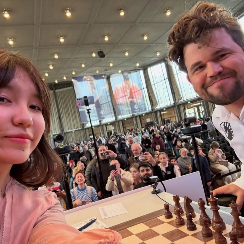 Magnus Carlsen takes selfie with opponent, calls official to have phone removed: Watch