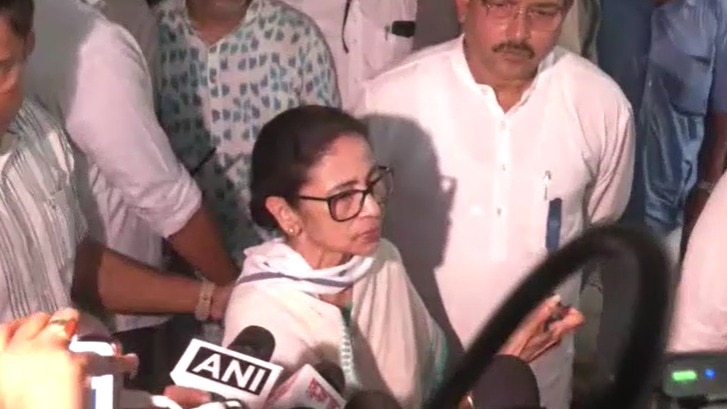 Mamata attacks BJP for 'rigging' election, accuses EC observers of terrorism