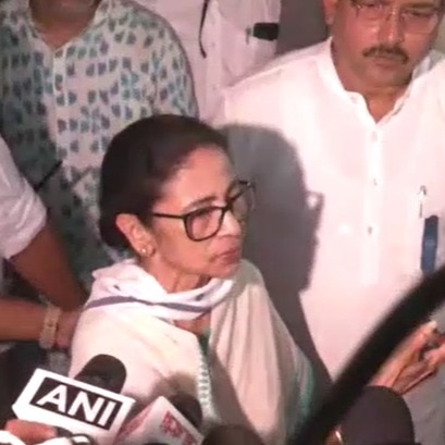 Mamata attacks BJP for 'rigging' election, accuses EC observers of terrorism