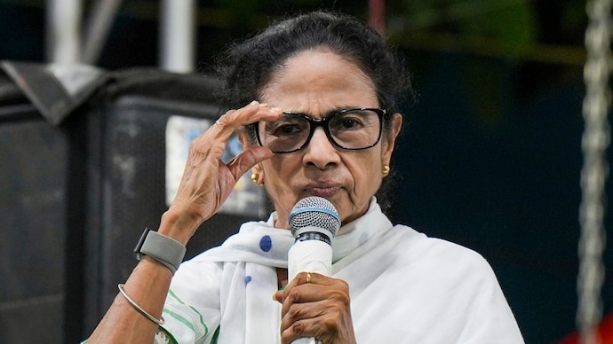 Mamata in soup over derogatory remarks to SC community (Photo: PTI) बंगाल चुनाव के दौरान CRPF की तैनाती पर हाईकोर्ट की मुहर लग गई है (Photo: PTI)