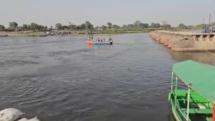 Local divers are carrying out the rescue work at the moment with NDRF team on their way, officials said. (Screengrab) Mathura boat capsize