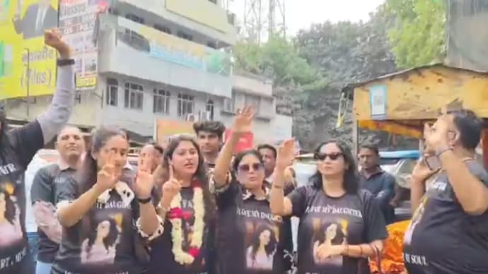 A Meerut woman was welcomed back to her family with drums after her divorce. Meerut divorce