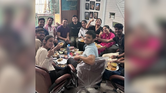 Mumbai founder pauses work for 1-hour 'picnic' with employees every day (Photo: Kavya Karnatac/LinkedIn) Mumbai founder pauses work for 1-hour 'picnic' with employees every day