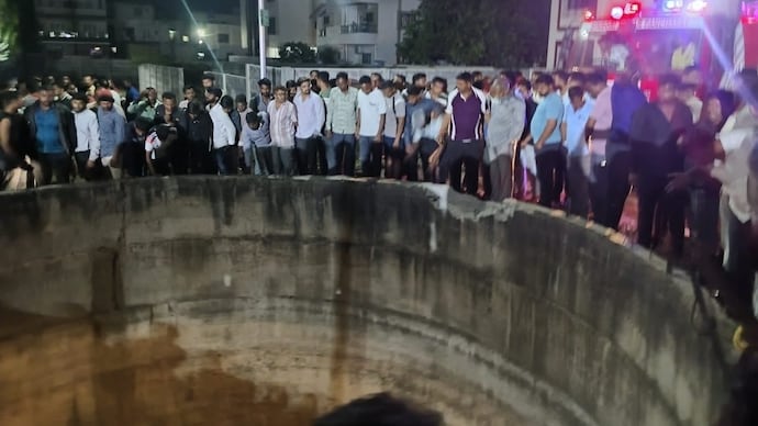 Nashik car falls well 9 died (Photo: Pravin Kamble/ITG) कार हादसे में गई 9 लोगों की जान. (Photo: Pravin Kamble/ITG)