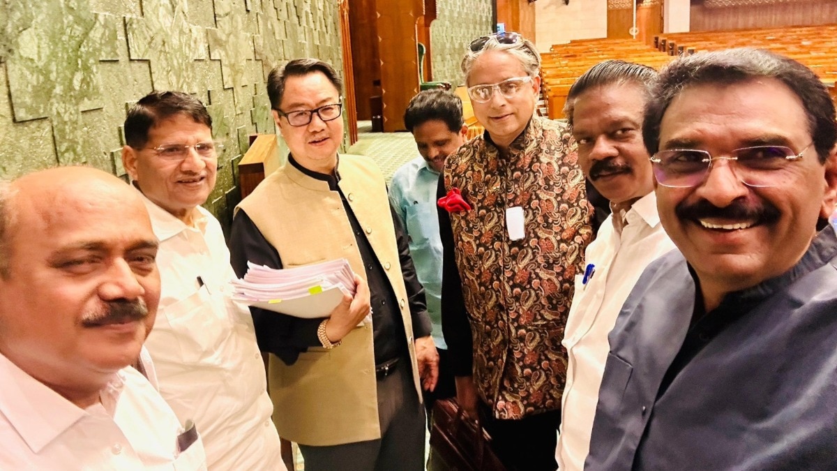 No one can call me anti-women: Shashi Tharoor's Lok Sabha selfie sparks buzz